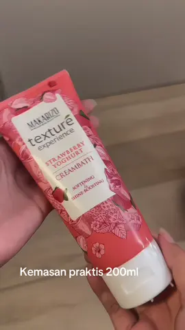Lagi pengen rambut wangi dan lembut kayak abis creambath di salon? Cukup pakai Makarizo Texture Experience Strawberry! 🍓💆‍♀️  #Makarizo #TextureExperience #CreambathAtHome #StrawberryFresh #creambath  