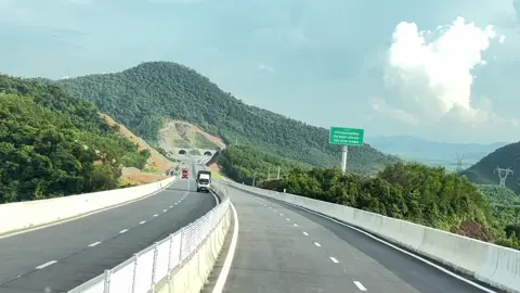 Tập đoàn Sơn Hải quá đỉnh ,Không cho ghi ở biển báo giao thông ta Dựng ngoài lề đường,#tapdoanspnhai#caotocsonhailam#caotocbungvungang 