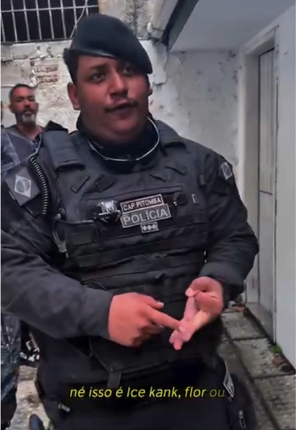 🚨👮‍♂️🚔 | O que você achou desse método de abordagem policial? Achei criativo o vídeo do @capitaopitomba e você? Me conta aqui nos comentários 👇 #abordagempolicial #humorbrasileiro #tiktokbrasil #fyppp #fy 
