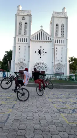 Nou pa kraze kò nou paske nou professionnel nan sa nap fè a#hatiantiktok🇭🇹 #challenge #viral #wheelie #fyp 