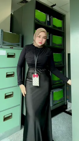 Rok satin mermaid terbaik #roksatin #mermaidskirt #blackoutfit #fyp 
