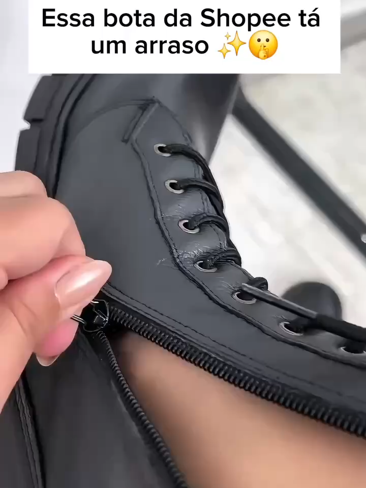 🖤 Coturno Tratorado Plataforma: O solado robusto que te dá mais altura e confiança em qualquer look. 🔥 Dupla Praticidade: Fechamento com Zíper (para calçar rápido) + Cadarço (para o ajuste perfeito e estilo). ✨ Bota Blogueira: A peça ideal para combinar com jeans, vestidos, saias e criar visuais fashionistas. Não perca esta oportunidade de ter a bota que dominou o street style! ~~De R$ 100,00~~ 💥 POR APENAS R$ 79,90! ⚠️ Promoção sujeita à alteração de preço e estoque do site. 🛒 Clique e garanta a sua antes que a promoção acabe! 👉 https://s.shopee.com.br/2qM8ROLH5T #CoturnoFeminino #BotaTratorada #Plataforma #ModaBlogueira #Achadinhos #Promoção #LookDoDia #StreetWear #Coturno