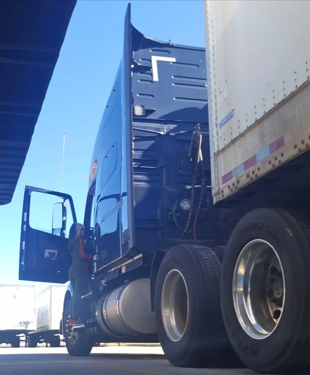 Buenos dias a todos mis colegas 🚛🫡 stay safe in the road 🤙🏼🙏🏼 #tutrokerafavorita #truckdriver #860 #connecticut #18wheeler 