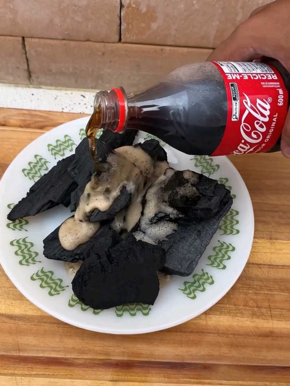 ضع الكوكاكولا على الفحم وستُفاجأ بالنتيجة!