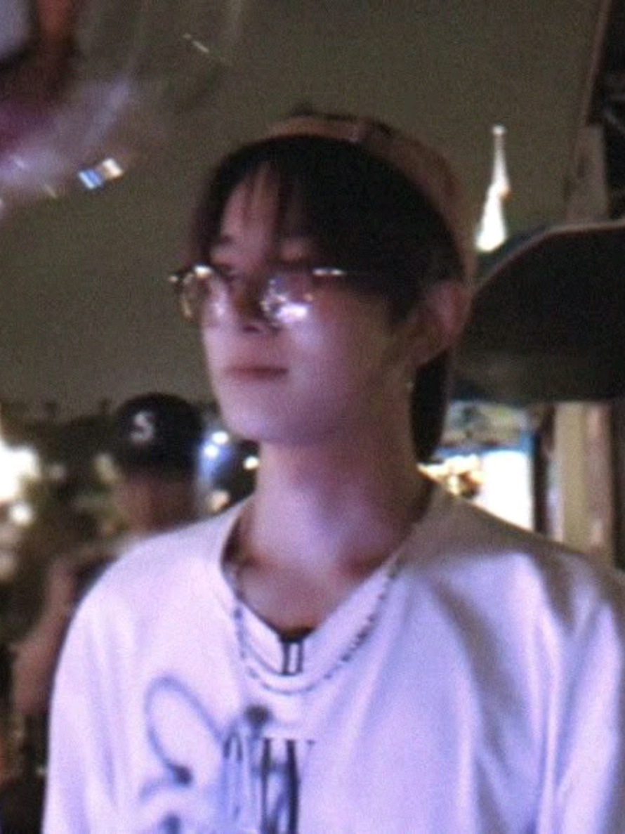 Heeseung adalah mantan kekasihmu. Karena orang tuanya yang tidak merestui hubungan kalian, kamu terpaksa meminta putus.  Kamu berpikir setelah putus semua akan benar benar selesai, ternyata dia masih berada di belakangmu. ------------------------- Hujan baru aja reda. Kamu berjalan cepat melewati trotoar kampus sambil menunduk, berharap dia tidak muncul lagi. Tapi seperti biasa, langkah kakinya terdengar tepat di belakangmu. Kamu berhenti mendadak, berbalik 