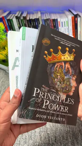Tiga buku, satu paket lengkap buat upgrade hidup kamu. Bangun kebiasaan kuat, pahami uang dengan bijak, dan kendalikan hidupmu. ⸻ #AtomicHabits #PsychologyOfMoney #PrinciplesOfPower #BukuMotivasi #SelfImprovement 
