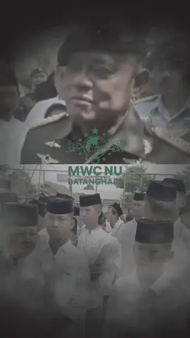 Jenderal Gatot Nurmantyo pernah berkata, “Sejarah tak boleh dilupakan — Surabaya menjadi saksi bahwa para santri adalah pejuang sejati kemerdekaan.” 10 November 1945, penjajah Belanda datang kembali ke Surabaya. Di atas Hotel Yamato, mereka mengibarkan bendera merah-putih-biru, simbol penjajahan yang ingin kembali berkuasa. Tapi rakyat Surabaya tidak diam. Di antara mereka ada santri-santri, para pemuda pesantren, dan pejuang arek-arek Suroboyo. Dengan keberanian yang lahir dari iman, santri dan pejuang naik ke atap hotel itu — merobek bagian birunya — menyisakan Merah Putih berkibar di langit Surabaya. Robekan itu bukan sekadar kain. Itu adalah simbol perlawanan, harga diri, dan cinta tanah air. Dari peristiwa itu, semangat jihad santri berkobar di seluruh negeri. Mereka berjuang hingga titik darah penghabisan, mempertahankan kemerdekaan yang baru saja diraih. Itulah sebabnya Hari Santri Nasional diperingati setiap 22 Oktober — mengenang Resolusi Jihad Nahdlatul Ulama, yang menjadi pemantik api perjuangan 10 November di Surabaya. Santri bukan hanya mengaji, tapi juga berjuang. Dari pesantren lahir pejuang-pejuang bangsa! #HariSantriNasional #SantriBerjuang #ResolusiJihad #ArekSuroboyo #HotelYamato 