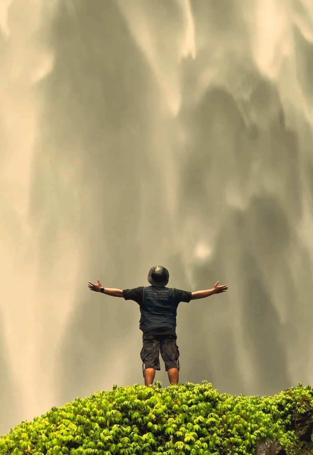 kabut pelangi waterfall✨ . . 📍pronojiwo, lumajang, jawa timur #kabutpelangiwaterfall #waterfall #airterjunkabutpelangi #pronojiwo #lumajang 