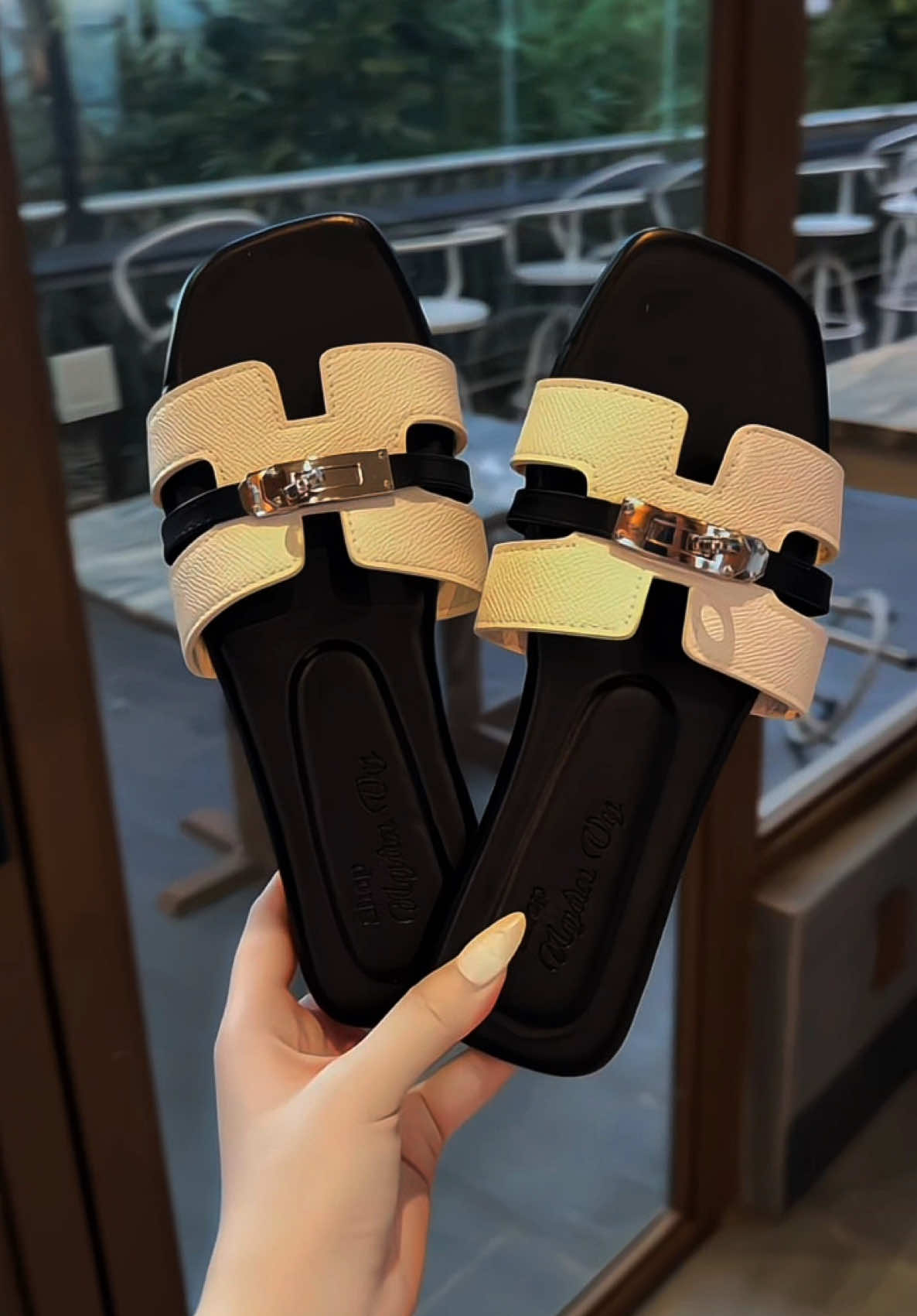 Dép da quai ngang có khoá sang chảnh #depquaingang #depda #depxinh #dephottrend #depnu 