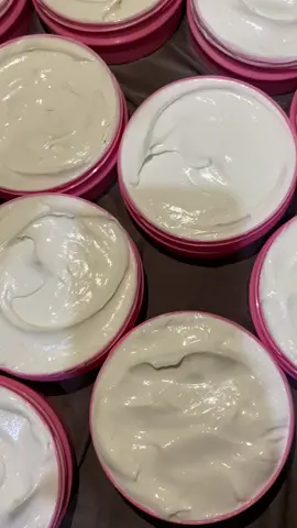 Masukaan trus keppan taa sengkuh😍 Ready stok banyak ,kemasan paling best seller 250ml di jamin pemkaian 1 pot ,nyatah sekaleeeh hasilnya  Cus order miki#fyp #foryou #racikanpemutih #capcut #pemutihbadan 