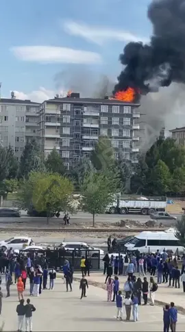 ÇATI KATINDA YANGIN PANİĞİ! Batman Merkez Çamlıtepe Mahallesi’nde bir binanın çatı katında yangın çıktı. Yangının çıkış nedeni henüz belirlenemezken, kısa sürede büyüyen alevler çevreye sıçrama tehlikesi oluşturdu. Olay yerine çok sayıda itfaiye ve sağlık ekibi sevk edildi. Ekiplerin hızlı müdahalesiyle yangının kontrol altına alınması için çalışmalar sürüyor.