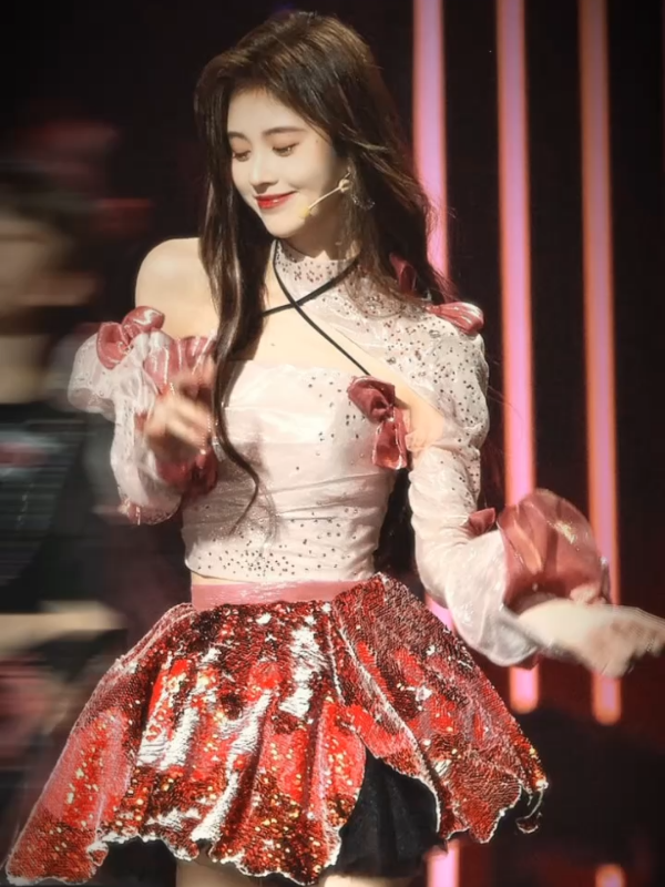Tỉ lệ đôi chân ngang ngửa với tỉ lệ đẹp... 😭💖🤩 #jujingyi #cuctinhy #matquat🍊🐝 #xhtiktok #viral 