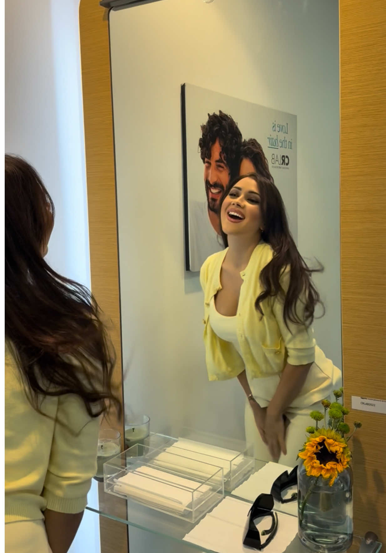 Vi porto con me in questa giornata da CR LAB ✨ Come vi racconto sempre, purtroppo non sono molto fortunata sul fronte capelli e, con l’allattamento, la situazione si sta aggravando: oggi abbiamo capito come procedere insieme agli esperti del centro CRLAB qui a Milano. Abbiamo effettuato il TRICOTEST: abbiamo parlato della mia hair care routine, del mio stile di vita e raccolto dei dati oggettivi. Risultato: il mio cuoio capelluto è molto seborroico. A questo punto, il tecnico tricologo mi ha consigliato un percorso di trattamenti tricologici che abbina i prodotti della linea seboregolatrice di @crlab_official con strumentazioni all’avanguardia. Si inizia con il pre-shampoo, poi si passa al vapozono, che ha una funzione igienizzante e detossinante, e al TricoPress, che con un massaggio al cuoio capelluto migliora la circolazione. Dopo aver lavato i capelli, continuiamo con la Fiala Seboregolatrice, l’Hair Factor, che attiva il metabolismo cellulare alimentando i bulbi piliferi, e il TricoGlam Professional con tecnologia LED per contrastare la caduta dei capelli. È stata davvero un’esperienza super! Mi sono sentita compresa, in un ambiente familiare e professionale, grazie allo staff stupendo, e ho passato una mattinata in totale relax — mi mancava davvero farlo 🤍 #CRLAB #backtome #haircare #scalpcare #adv