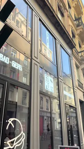 Petite pause pour manger un excellent Burger Bulgoggi pour moi et Amercian Bulgoggi pour Clément (excellent 😍) accompagné de frites au cheddar 🤤et on a aussi craqué pour des ravioli au poulet en accompagnement !! Repas copieux dans une ambiance moderne en plein cœur de Lyon ! Merci à Gomu Lyon pour l’invitation 🥰 #invitation #lyon #burger #fyp @GOMU BURGER 