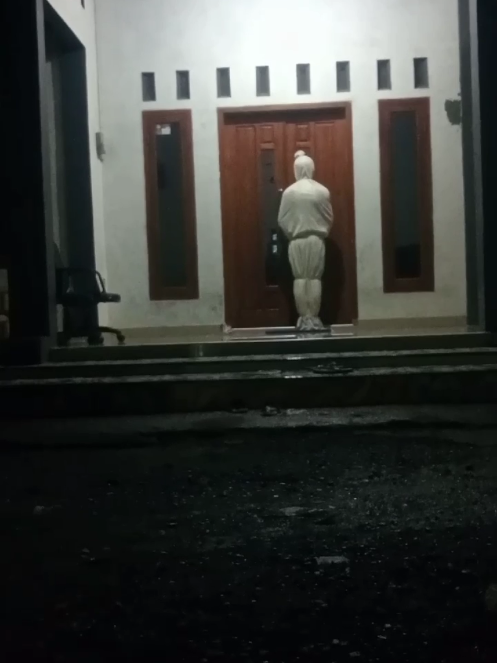 𝙈𝙪𝙣𝙜𝙠𝙞𝙣𝙠𝙖𝙝 𝙟𝙚𝙣𝙖𝙯𝙖𝙝 𝙮𝙖𝙣𝙜 𝙗𝙖𝙧𝙪 𝙢𝙚𝙣𝙞𝙣𝙜𝙜𝙖𝙡 𝙖𝙠𝙖𝙣 𝙥𝙪𝙡𝙖𝙣𝙜 𝙠𝙚𝙧𝙪𝙢𝙖𝙝❔ Konon dalam kepercayaan mistis, jenazah yang baru meninggal masih memiliki energi spiritual yang kuat, terutama dalam 1–3 hari setelah kematian. Pada masa itu, roh belum sepenuhnya meninggalkan dunia manusia dan masih “mengunjungi” tempat-tempat yang ia cintai semasa hidup — salah satunya rumahnya sendiri. Konon, ketika seseorang meninggal, roh tidak langsung tenang. Ia masih bingung, mencari arah, atau ingin memastikan keluarganya baik-baik saja. Karena itu, beberapa orang bisa merasakan 𝘁𝗮𝗻𝗱𝗮-𝘁𝗮𝗻𝗱𝗮 𝗸𝗲𝗽𝘂𝗹𝗮𝗻𝗴𝗮𝗻 𝗮𝗿𝘄𝗮𝗵, seperti: 𝗕𝗮𝘂 𝗸𝗵𝗮𝘀 𝗮𝗹𝗺𝗮𝗿𝗵𝘂𝗺 𝘆𝗮𝗻𝗴 𝗺𝘂𝗻𝗰𝘂𝗹 𝘁𝗶𝗯𝗮-𝘁𝗶𝗯𝗮, misalnya wangi minyak rambut, parfum, atau bahkan bau keringatnya. 𝗔𝗻𝗴𝗶𝗻 𝗯𝗲𝗿𝗵𝗲𝗺𝗯𝘂𝘀 𝗽𝗲𝗹𝗮𝗻 𝗱𝗶 𝗱𝗮𝗹𝗮𝗺 𝗿𝘂𝗺𝗮𝗵, padahal semua jendela tertutup. 𝗦𝘂𝗮𝗿𝗮 𝗽𝗶𝗻𝘁𝘂 𝘁𝗲𝗿𝗯𝘂𝗸𝗮, 𝗹𝗮𝗻𝗴𝗸𝗮𝗵 𝗸𝗮𝗸𝗶, 𝗮𝘁𝗮𝘂 𝘀𝘂𝗮𝗿𝗮 𝗯𝗲𝗻𝗱𝗮 𝗷𝗮𝘁𝘂𝗵  di waktu malam. 𝗛𝗲𝘄𝗮𝗻 𝗽𝗲𝗹𝗶𝗵𝗮𝗿𝗮𝗮𝗻 𝗯𝗲𝗿𝗲𝗮𝗸𝘀𝗶, seperti kucing yang menatap satu titik lama sekali atau anjing menggonggong ke arah kosong. Dalam kepercayaan Jawa, fenomena ini disebut “roh pamit” — saat arwah pulang sebentar untuk berpamitan atau melihat keluarganya terakhir kali sebelum menuju alam berikutnya. Biasanya terjadi pada malam pertama atau kedua setelah pemakaman. Karena itu, keluarga sering menyalakan lampu dan membacakan doa agar roh tersebut menemukan jalan menuju ketenangan dan tidak gentayangan. .  .  .  Lu pernah ngalamin hal tersebut ga Chang❗❔❓❗❗ .  .  .  .  .  . . . . . . . . . . . . . . . #mistisgram #horor #hororindonesia #penampakan #misteri #kuntilanak #tuyul #hantu #vidgram #pocong #kesurupan #serem #hits #creepy #kuntilanak #jakarta #bekasi #semarang #fypシ #malang #surabaya #videoviral #serembanget #mistis #banaspati #viral #infoviral #tiktokviral #tiktokindonesia #humor #lucuabiss 