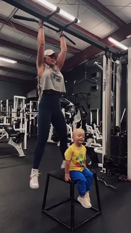 It was leg day but my tiny trainer wasn’t letting me slack 😂 I love when my alarm goes off he rolls over with the biggest smile and says gym YES it’s gym time 💪🏼 #gym #Fitness #grandparents #wednesday #riseandgrind 