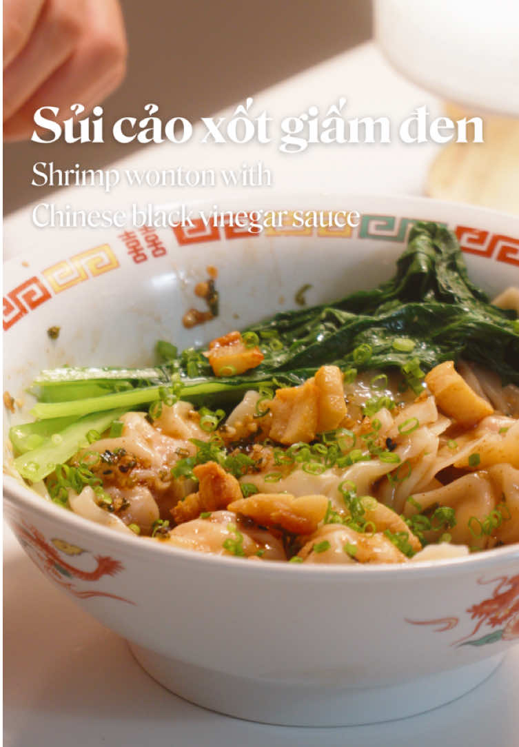 Sủi cảo xốt giấm đen - viên nào viên nấy ú ụ ăn đã ơi là đã, xốt giấm đen thì chua chua ngọt ngọt thơm ơi là thơm. Món này đỉnh quá. Công thức: Nhận sủi cảo:  400 -500g thịt heo xay 300g tôm 1/2 muỗng cf muối 1 muỗng cf hạt nêm 1 muỗng cf đường  đường 1 muỗng cf tiêu trắng 1 muỗng dầu hào 1 muỗng dầu mè 1 muỗng bột bắp Xốt giấm đen: 1 nước tương 1 giấm đen 1 đường Điều chỉnh lại theo khẩu vị, thêm nước nếu thấy mùi giấm hơi mạnh Gia vị tạo mùi thơm: Dầu mè Tỏi băm Hạt mè Hành lá Bột ớt Rưới dầu nóng lên Cách làm: 1. Trộn nhân sủi cảo, ướp ít nhất 30 phút (phần tôm có thể để nguyên hoặc cắt nhỏ tuỳ vào kích thước của lá sủi cảo hoặc hoành thánh 2. Luộc sủi cảo từ 8-10 phút ở lửa sôi vừa 3. Nếu ăn không hết có thể cấp đông những viên sủi cảo chưa luộc, khi ăn lấy ra luộc lại (không cần rã đông trước nhưng sẽ cần luộc lâu hơn) 4. Pha trước hỗn hợp xốt giấm đen theo khẩu vị 5. Cho dầu mè, tỏi băm, hạt mè trắng (trong clip mình dùng vừa trắng vừa đen), hành lá, bột ớt ra tô 6. Rưới dầu nóng nên để gia vị dậy mùi thơm, không cần quá nhiều 7. Cho xốt vào trộn đều 8. Rưới lên sủi cảo ăn cùng 9. Có thể ăn không, hoặc nấu mì hoành thánh hoặc luộc mì lên trộn khô với phần xốt trên cũng khá ngon 10. Ăn kèm tóp mỡ, rau cải ngồn hoặc cải thìa #anuong #nauan #nauancungtiktok #sủicảo #comnha