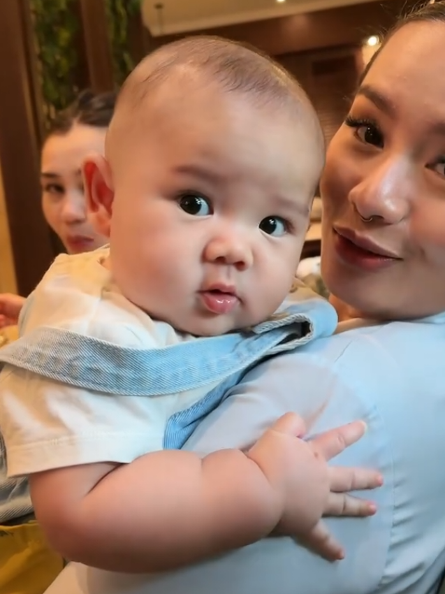 ngakak banget ekspresi mochi, dia ngeliatin kameramen tapi kayak bingung, arash belike  arash : 