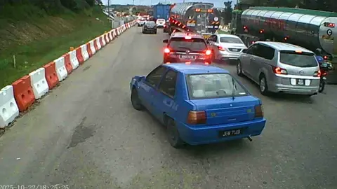 Bertambah jem dibuat nye 🥴 susur turun highway pasir gudang.baju merah owner kerete biru . Baju biru siap senyum driver lori 🤭 #fypシ #foryoupage #fypシ゚viral #viralvideo 