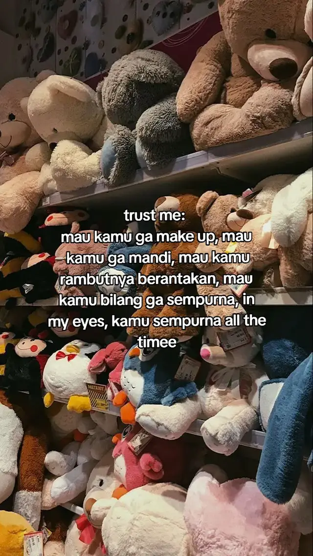 Membuat pizza bisa menjadi kegiatan yang menyenangkan dan hasilnya bisa disesuaikan dengan selera masing-masing. Berikut adalah resep dasar untuk membuat pizza: Bahan: Untuk Adonan Roti: - 500 gram tepung terigu - 1 sendok teh ragi instan - 1 sendok teh garam - 1 sendok makan gula - 300 ml air hangat - 2 sendok makan minyak zaitun Untuk Saus Tomat: - 200 gram saus tomat - 1 sendok teh oregano - 1 sendok teh basil - Garam dan lada secukupnya Topping: - Keju mozzarella atau blend keju lainnya - Topping sesuai selera (daging sapi, ayam, sosis, sayuran, jamur, dll.) Langkah-langkah: 1. *Siapkan Adonan Roti*:     - Campur tepung, ragi, garam, dan gula dalam mangkuk besar. Tambahkan air hangat dan minyak zaitun, uleni hingga adonan elastis.     - Biarkan adonan dalam tempat hangat selama 1-2 jam hingga mengembang. 2. *Siapkan Saus Tomat*:     - Campur saus tomat dengan oregano, basil, garam, dan lada. Aduk rata. 3. *Siapkan Topping*:     - Potong dan siapkan topping sesuai selera. 4. *Pipihkan Adonan*:     - Setelah adonan mengembang, kempiskan dan pipihkan di atas permukaan yang telah ditaburi tepung hingga mencapai ketebalan yang diinginkan. 5. *Tambahkan Saus dan Topping*:     - Oleskan saus tomat di atas adonan, tambahkan keju dan topping sesuai selera. 6. *Panggang Pizza*:     - Panaskan oven pada suhu 220-250°C. Panggang pizza selama 12-15 menit atau hingga crust berwarna keemasan dan keju meleleh. 7. *Sajikan*:     - Keluarkan pizza dari oven, biarkan dingin sejenak, lalu potong dan sajikan. Tips: - *Adonan*: Pastikan adonan cukup elastis agar mudah dibentuk dan tidak terlalu keras. - *Suhu Oven*: Oven harus sudah panas sebelum pizza dipanggang untuk hasil crust yang renyah. - *Kustomisasi*: Jangan ragu untuk menambahkan atau mengganti topping sesuai selera pribadi. Nikmati proses membuat pizza dan hasil akhirnya!