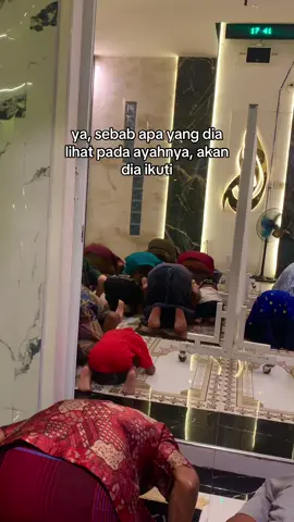 contoh kecil dia lihat ayah nya yang selalu tolong ibunya, MasyaAllah 