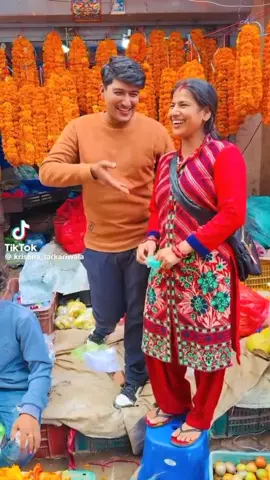 60-80 रुपैँया भनेर भिडियो हालेपछी माला किन्न जादा 500 भनेपछी अबस्था तनाबग्रस्त हुदाँ प्रहरी आएर सटर बन्द गराएर यी दुईजनालाई समातेर लगेको छ