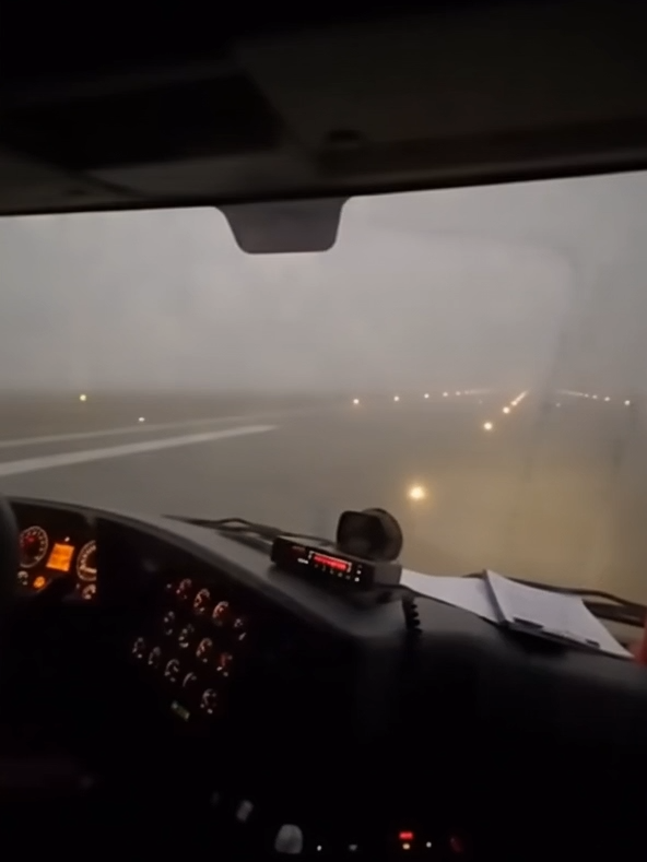 Uçak az kalsın yer ekibini darmaduman ediyordu #aicommunity #ai #aivideo #trend #trending #trendviral #kazalar #POV #olay #epicfail #tehlike #uçak #uçakkaza #pilot #havaalanı