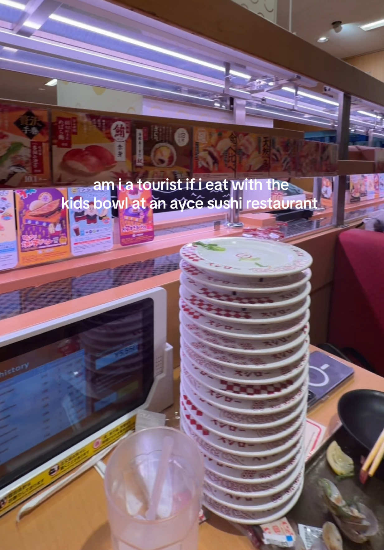 if im being honest… i still couldnt find a regular spoon here, and i lowkey think i drank cup washing water… but o well #sushiro #japaneseaycesushi #japantrip #japanesefood #conveyorbeltsushi 