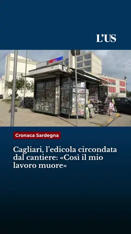 Accerchiata. Intorno all’edicola solo mezzi meccanici, reti e polvere. Il parcheggio diventato cantiere per il tracciato della metro aveva costretto l’edicolante storico Giuseppe Conti a dire addio a gran parte dei clienti, a Cagliari. L’unica via d’accesso sopravvissuta era quella da viale Diaz.  «E già non si fermava nessuno». Ora l’edicola è circondata, ingabbiata nella tenaglia dei lavori. Da oggi è stato chiuso al traffico un tratto di viale Diaz, in direzione via Roma, a partire dall’incrocio con viale Cimitero. «Dall’agonia si rischia la morte». E allora l’appello: «Attendo che dal Comune mi dicano se sia possibile pianificare un trasloco temporaneo».  📝 Mariangela Lampis #unionesarda #notiziesardegna #notiziesarde #notiziecagliari 