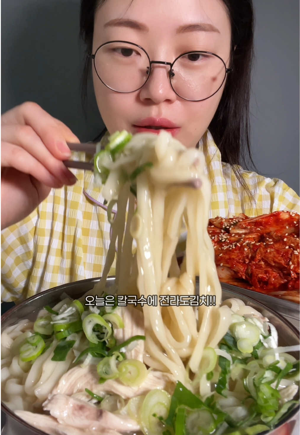 칼국수 전라도김치 일산칼국수는 역시 믿고 먹어요!! 김치랑 싹싹 먹으니깐 꿀맛이여라 . . #칼국수 #김치 #김치먹방 #kimchi #mukbang