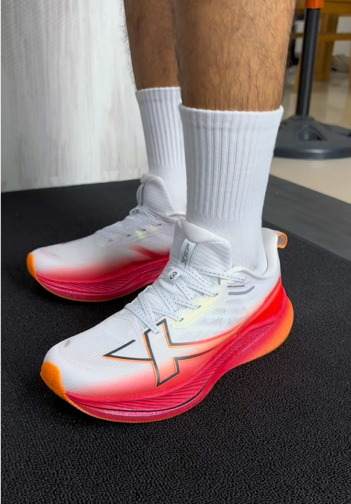 Một mẫu giày chạy bộ chính hãng của nhà Xtep. XTEP 2000 Km 3.0 #giaychaybo #Xtep #xtep20 