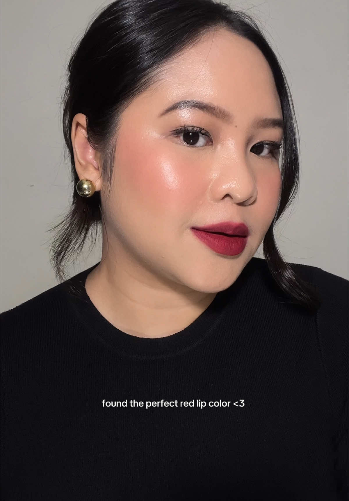 selama ini gak pernah merasa cocok pakai red lippies… but i finally found my go to red lippiessss🥹🤍 @From This Island illipe blurring butter pots shade ruby renaissance 🖤 #redlip #lippies #fromthisisland #illipeblurringbutterpots 