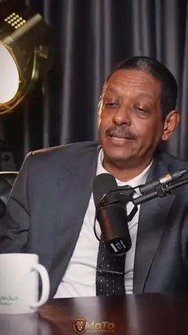 الحرب الأخطر هي التي تنشأ من يوم ميلاد الطفل في بيئة غير مستقرة، مما يحرمه من الانطلاق بسلوك سليم. الرجولة عقلانية ورحمة، وليست صوتاً عالياً وجفافاً. #دكتور_معاذ_شرفي #رجولة_العقل #مودة_ورحمة #صراع_أسري #تربية_الأجيال 