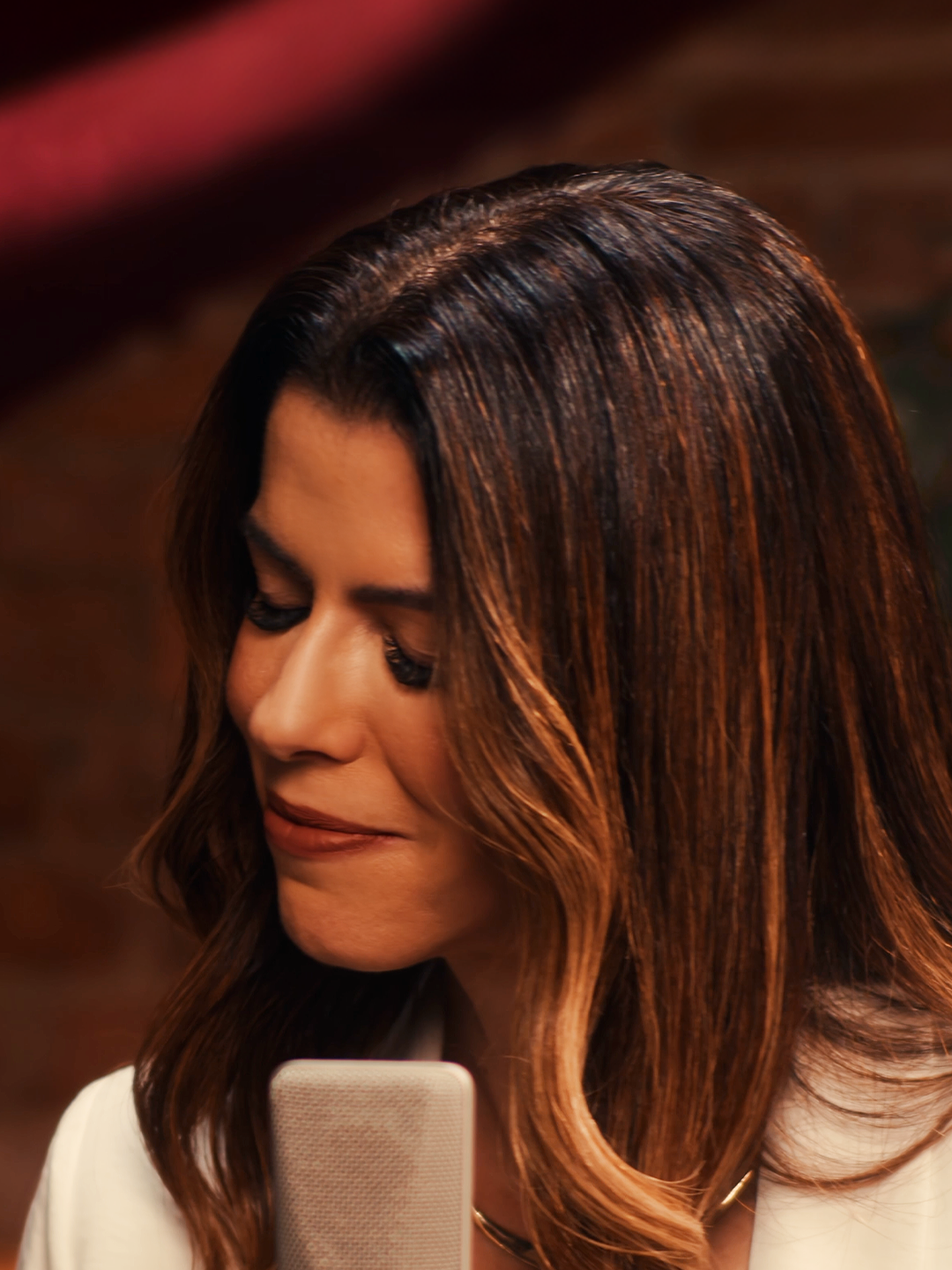 Em meio ao cansaço, dúvidas e incertezas, há uma promessa que permanece: Ele vem pra te salvar! 🙏🏻 Como está escrito em Isaías 35:4: “Digam aos de coração temeroso: 'Sejam fortes e não temam, pois seu Deus vem para vingar-se de seus inimigos; ele vem para salvá-los'. Assista agora ao novo clipe de @rachelnovaesoficial, que faz parte do álbum “Uma Voz, Uma Lembrança e Uma Canção.” 🧡🎧