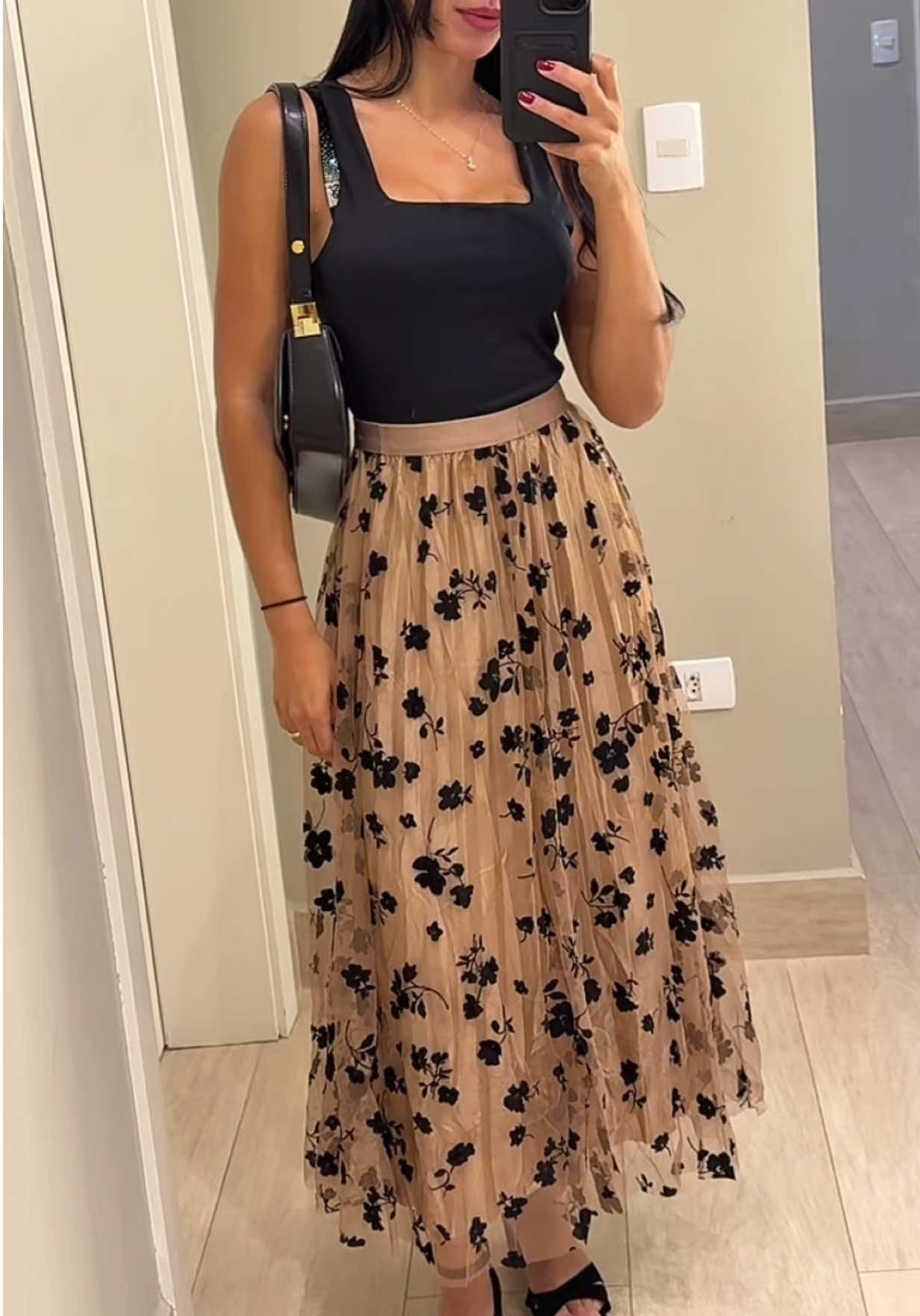 🌸 Elegância em movimento! A saia midi plissada floral é a peça perfeita para quem busca um visual sofisticado e versátil. Feita em tule leve com cintura alta e caimento fluido, ela combina conforto, estilo e feminilidade em qualquer ocasião — do trabalho ao jantar especial. 💫👗 #saiamidi #saiaplissada #modafeminina #lookperfeito #tiktokshop     