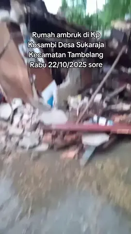 Hujan deras disertai angin kencang merubuhkan rumah warga pada Rabu 22/10/2025 sore. #bekasi #info #hujan 