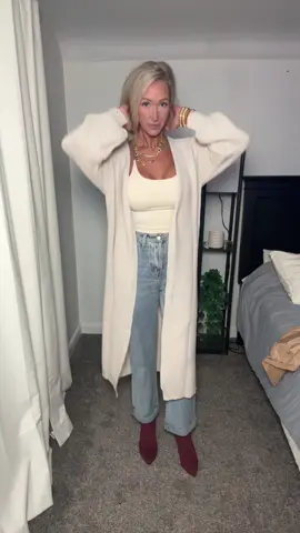 This is the perfect long cardigan! Lightweight and great for layering! We all need a long comfy cardigan! #longcardigan #outfit #cardigan #cardiganoutfit #layeringoutfits 