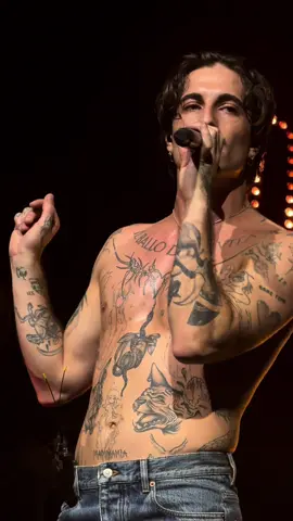 On my knees 🧎‍♀️🧎‍♀️@Damiano David #damianodavid #enmoretheatre #funnylittlefears #talktome 