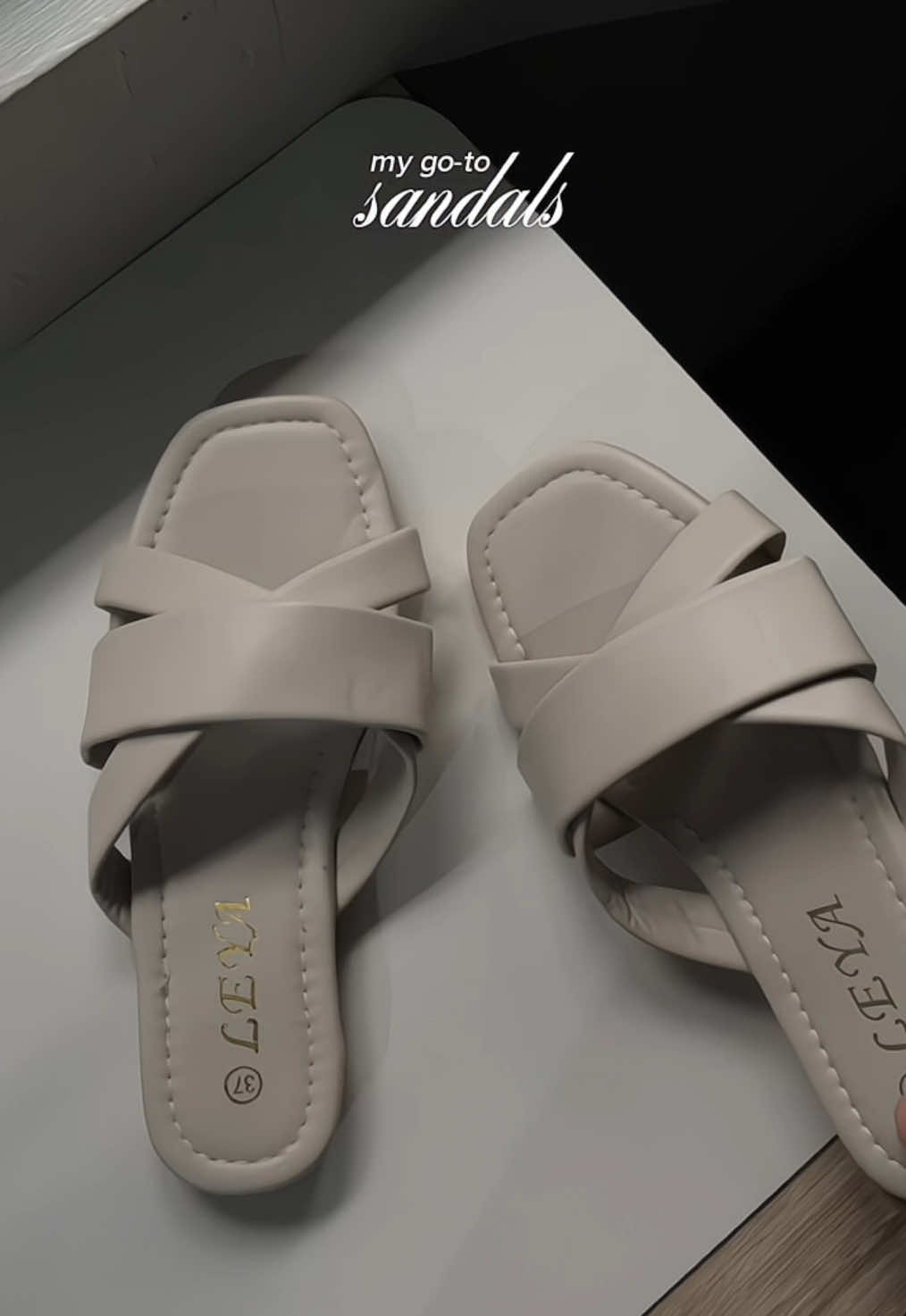 For the wide-foot girlies 💫  #slippers #flatslippers #sandals #slippersforwomen #slippersandals 