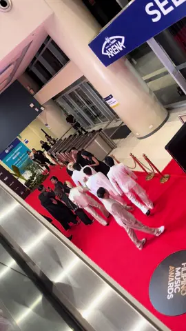 So close, yet so far ang atake. 🥺huhu Ang popogi kahit nakatalikod 😭 Congrats our bano's @SB19 Official deserve na deserve lahat ng awards. 🥰🫶🏻@Josh Cullen @Stell Ajero @justin @FELIP @PABLO  #SB19 #FMA #PPOPKingsAtTheFMAs #filipinomusicawards 