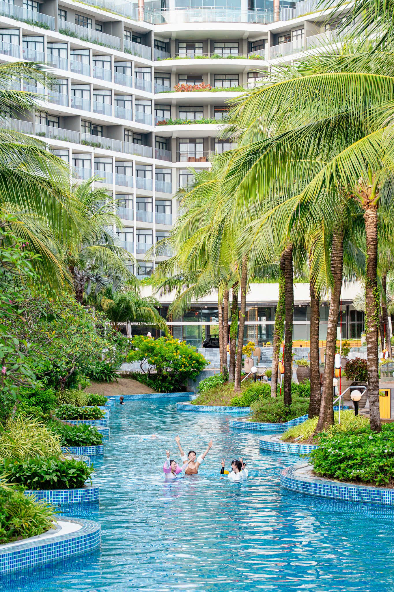 Thức dậy trong không gian rộng rãi và tinh tế của Deluxe King Pool View, nơi ánh sáng tự nhiên chan hòa qua khung cửa kính và ban công riêng mở ra tầm nhìn xanh mát của hồ bơi Lagoon. Một lựa chọn lý tưởng cho những ai tìm kiếm sự thư giãn thoải mái và những khoảnh khắc gắn kết đáng nhớ bên người thân. 📞 Liên hệ đặt phòng ngay hôm nay qua (0297) 627 9999 hoặc https://www.bestwestern.com/en_US/book/hotels-in-phu-quoc/best-western-premier-sonasea-phu-quoc/propertyCode.79011.htmt  để bắt đầu kỳ nghỉ trọn vẹn tại Best Western Premier Sonasea Phú Quốc. #BestWesternPremier #BestWesternPremierSonaseaPhuQuoc #luxuryresort #отельмечты #푸꾸옥 