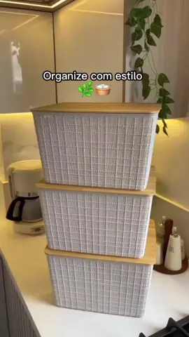Achadinho perfeito pra quem ama tudo organizado 😍✨ Kit com 3 caixas organizadoras com tampa de bambu — lindas, práticas e sustentáveis 💛 Quer o link? Comenta “EU QUERO” que eu te mando na DM 💬 #AchadinhosShopee #Organização #DecorNatural #ShopeeBrasil #CasaOrganizada