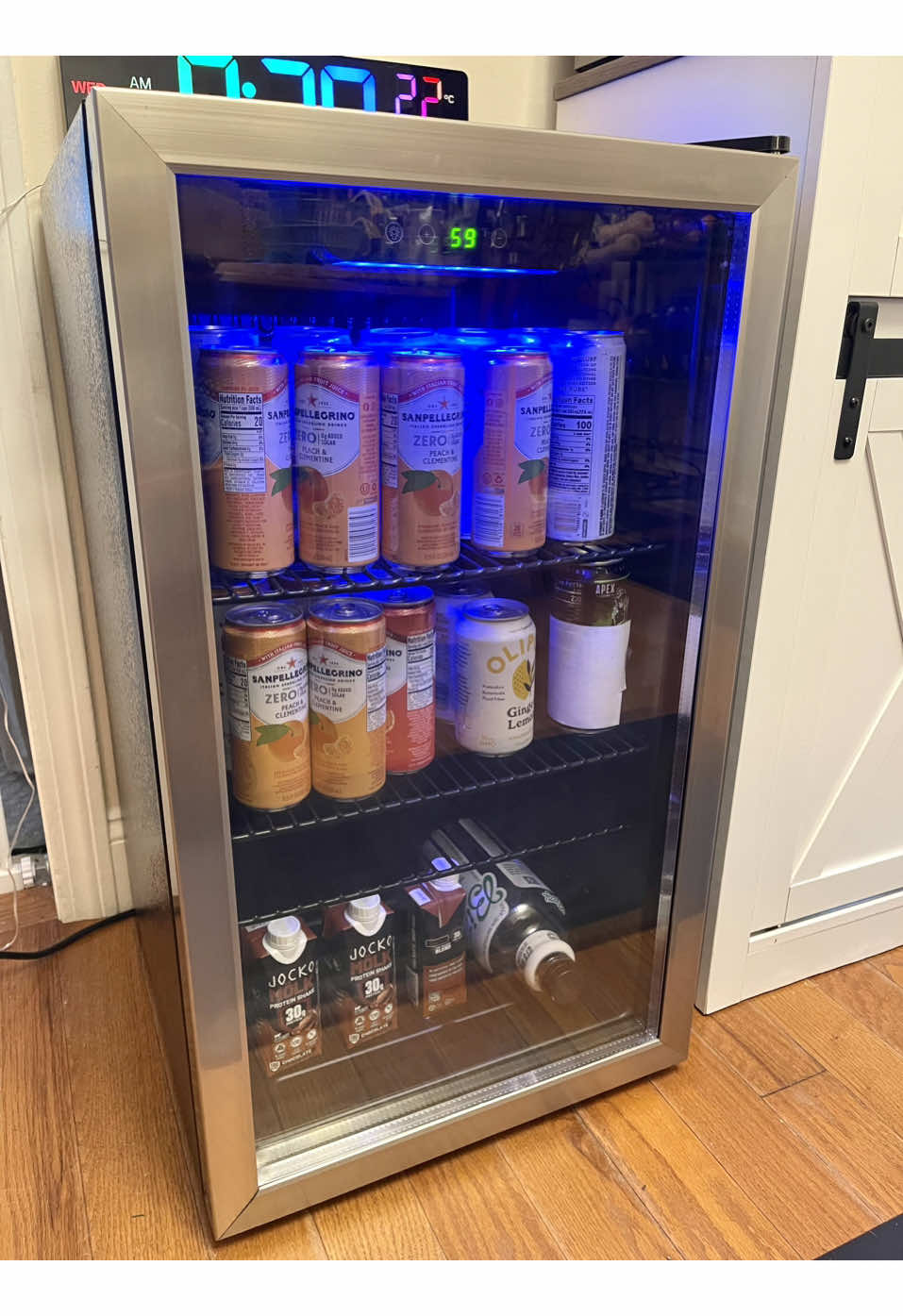 Keep your beverages ice cold! This mini fridge cooler comes in 6 sizes and it’s perfect for everyday use or the holidays. #cooler #minifridge #kitchenfinds #fridge #dormfridge 