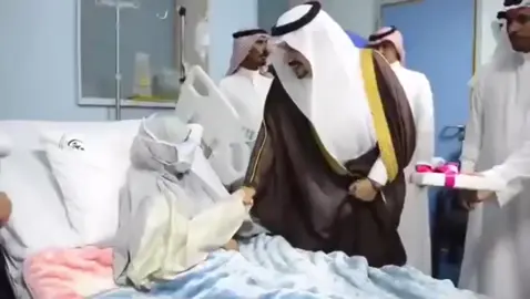 في لحظة تلامس القلوب، زار الأمير #فيصل_بن_بندر_بن_عبدالعزيز  طفلة صغيرة في المستشفى، استجابة لطلبها البريء الذي عبر عنه براءة الأطفال. بتواضعه الذي يُذيب الجليد،  رحمة عميقة تجاه المرضى، جلس إلى جانبها يُبدِّد ألم الغرفة الباردة، يُجْبِرُ خاطرَها المكسور بابتسامة تُشْفِي الروح قبل الجسد. فهوَ ليس أميرًا فحسب، بل قَلبٌ نبيل يُعْلُو بالإنسانية، يُذَكِّرُنا أنَّ الرحمةَ تُغْيِرُ العوالم الصغيرة إلى جنَّةِ أمل.