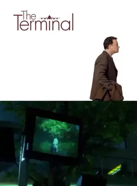Víctor espera con ilusión junto al teléfono público, creyendo que por fin consiguió el trabajo que tanto anhelaba. Pero al contestar, la decepción lo golpea: otra negativa más. Con el corazón pesado, camina sin rumbo y, distraído por la tristeza, entra por error al baño de mujeres. Un momento que mezcla humor y melancolía, reflejando cómo incluso en medio del fracaso, la vida puede tener un toque de humanidad y ternura #TheTerminal #TomHanks #VictorNavorski #CineEmotivo 