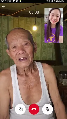Cô gái troll ông cụ trên video call khiến ông sặc nước 😂