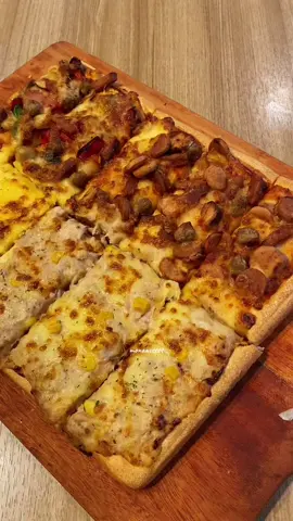 Tips Makan Pizza di Pizza Hut jadi jauh lebih murah! Dapetin harga diskon up to 55% dengan beli vouchernya di TikTok! caranya : 1. klik tag lokasi video ini 2. ⁠pilih beli paket yang kamu mau 3. ⁠lakukan pembayaran lalu tukarkan kode QR di Pizza Hut terdekat oiya promo ini berlaku sampai 30 Oktober  ! buruan beli sebelum kehabisan! (( jangan lupa cek outlet yg berlaku di keterangan voucher ya! )) #PromoSeruWeekend #PizzaHut #PromoMakanGajian #JuaraJajanOct #JelajahBegah