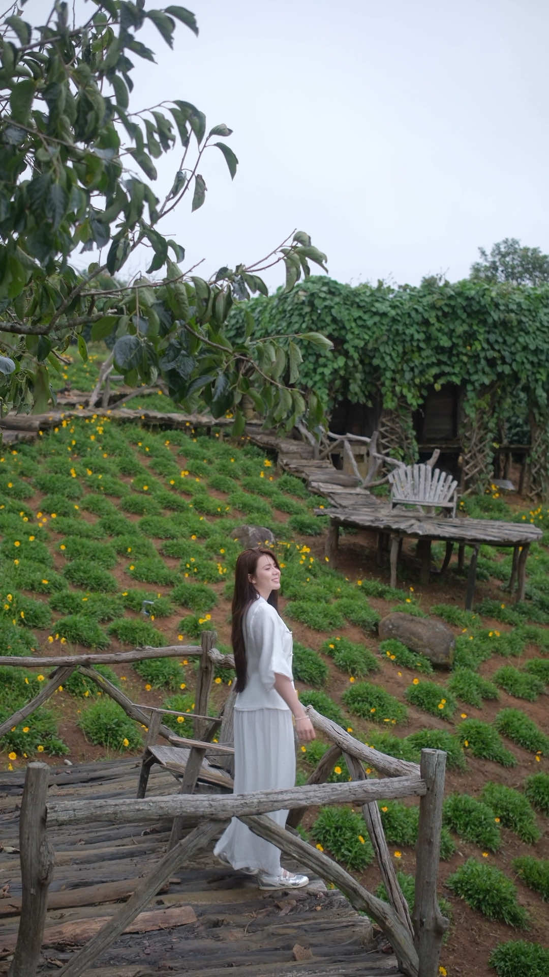 Thanh xuân tựa làn mây, mỏng manh và thoáng qua đến lạ. Có những năm tháng, ta cứ mải miết chạy theo ước mơ, tình yêu, và cả những điều không chắc thuộc về mình. Để rồi khi ngoảnh lại, mới thấy thanh xuân chẳng cần phải rực rỡ, chỉ cần chân thật là đủ. Chúng ta cần phải lắng lại để biết trân trọng một ánh nhìn, một buổi chiều yên bình, một người từng đi cùng ta qua đoạn đường ngắn ngủi. Thời gian có thể lấy đi tuổi trẻ, nhưng không thể lấy đi tâm hồn biết yêu và biết sống. Hãy sống chậm lại, để nghe trái tim mình hát, để thấy thanh xuân vẫn còn đó trong từng khoảnh khắc ta biết mỉm cười.  #yeuthuongchinhminh #ĐàLạt #videochữalànhtổnthương #phatphapnhiemmau #diemtrantutap 