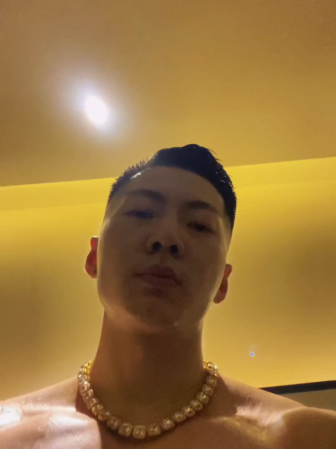 Apprendre à marcher seul, c’est une étape inévitable de la croissance.#fashion #mature #fyp #185 #boyfriend #passion