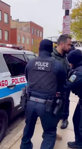Policía de ice arrestando a policía municipal #ice #police #chicago #agentes #funy 